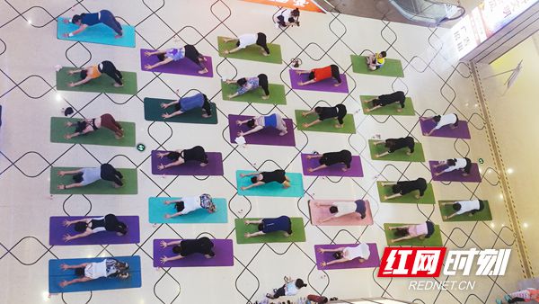 csgo赛事竞猜网站快闪！共迎国际瑜伽日 30多名爱好者集体挑战拜日式108遍(图1)